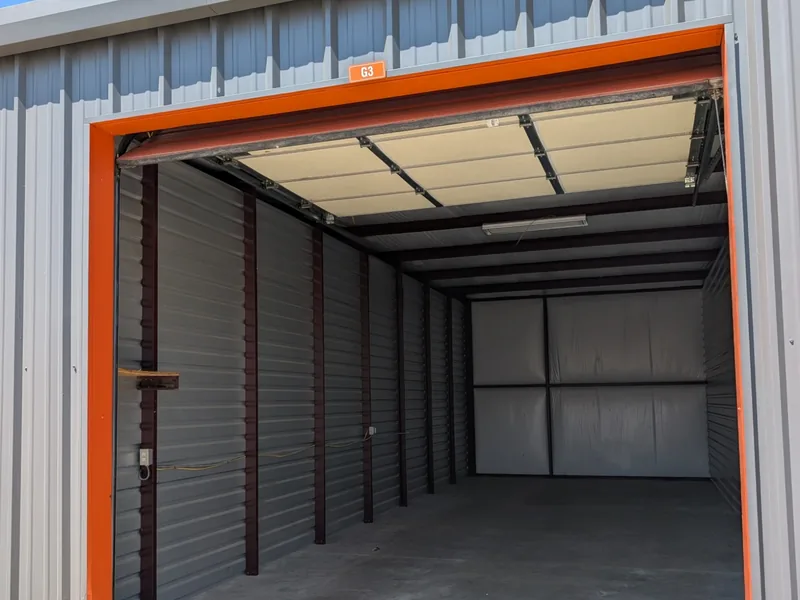 Open flex space unit with drive-up door